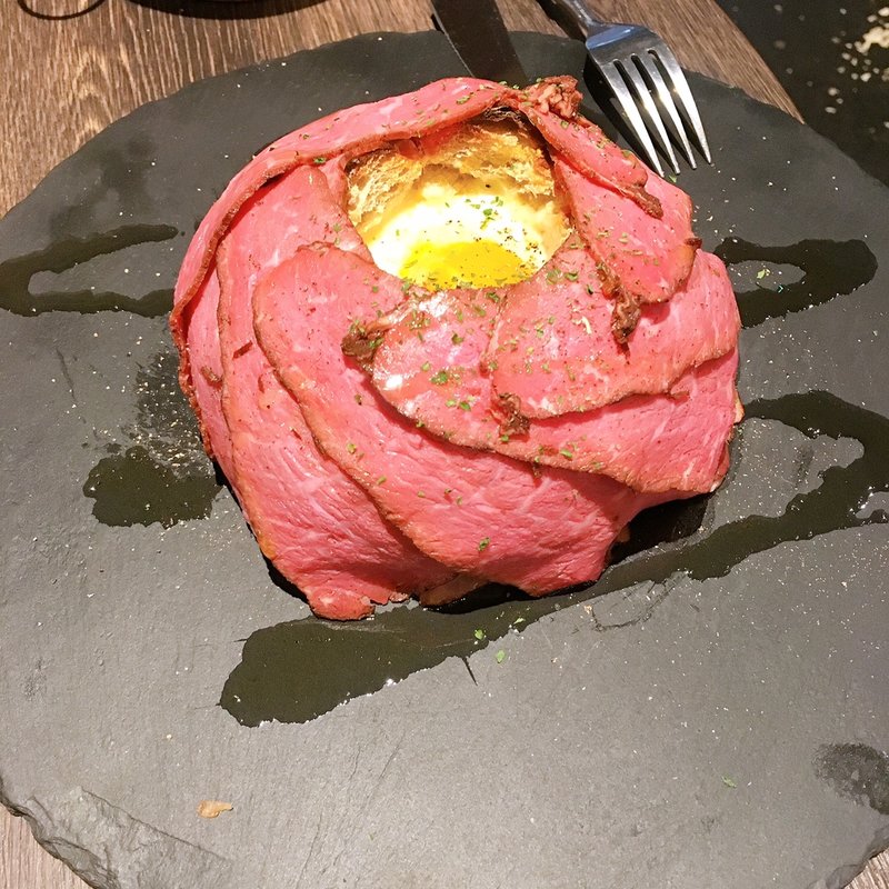 肉シカゴピザ(チーズバル ミツバチ)