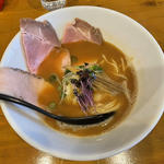 白湯スープ濃厚醤油(らーめんMARCO)