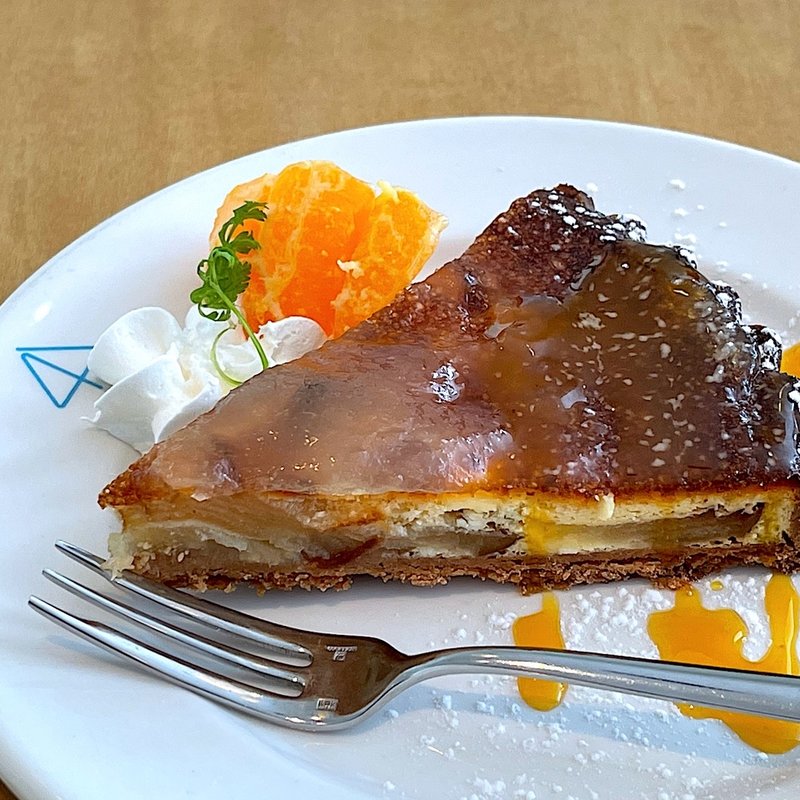 りんごのタルト(青森県立美術館 カフェ4匹の猫)