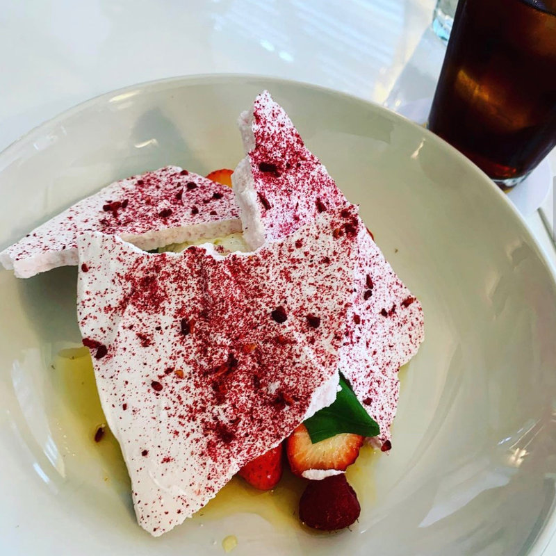 パブロバ - 苺、ローズウォータークリーム(bills 福岡)