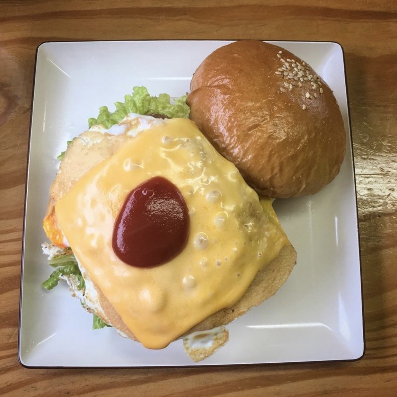 炭焼きバーガー（オリジナルソース）(ルートカフェ)