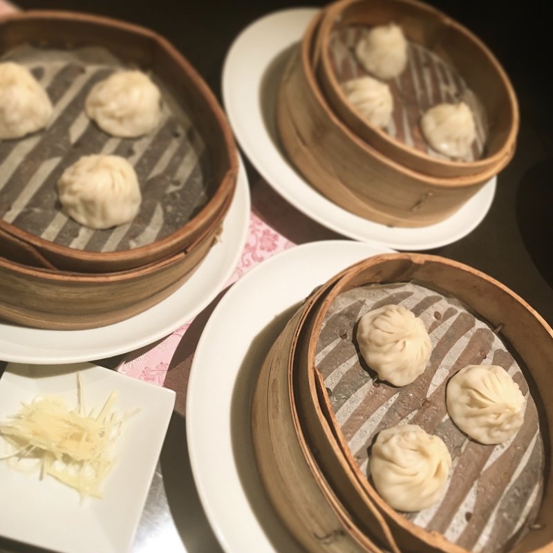 鹿児島産黒豚小籠包 (三個)＋上海蟹ミソ入り小籠包 (三個)(南翔饅頭店 福岡店)