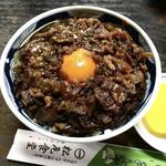 肉丼卵入り(松尾食堂)