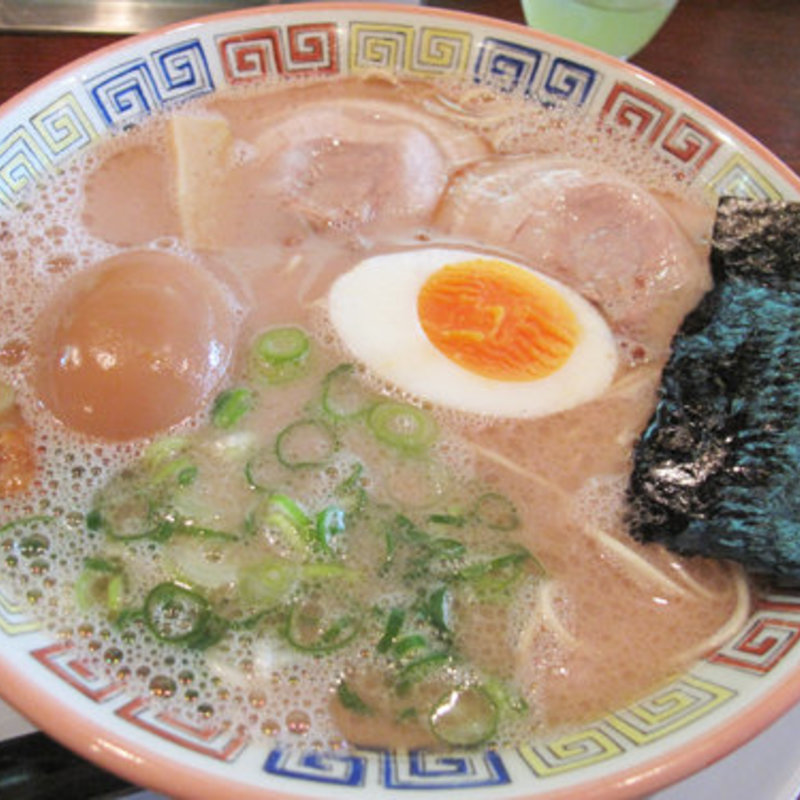 昔ラーメン700円+味付け煮玉子130円(大砲ラーメン 本店)