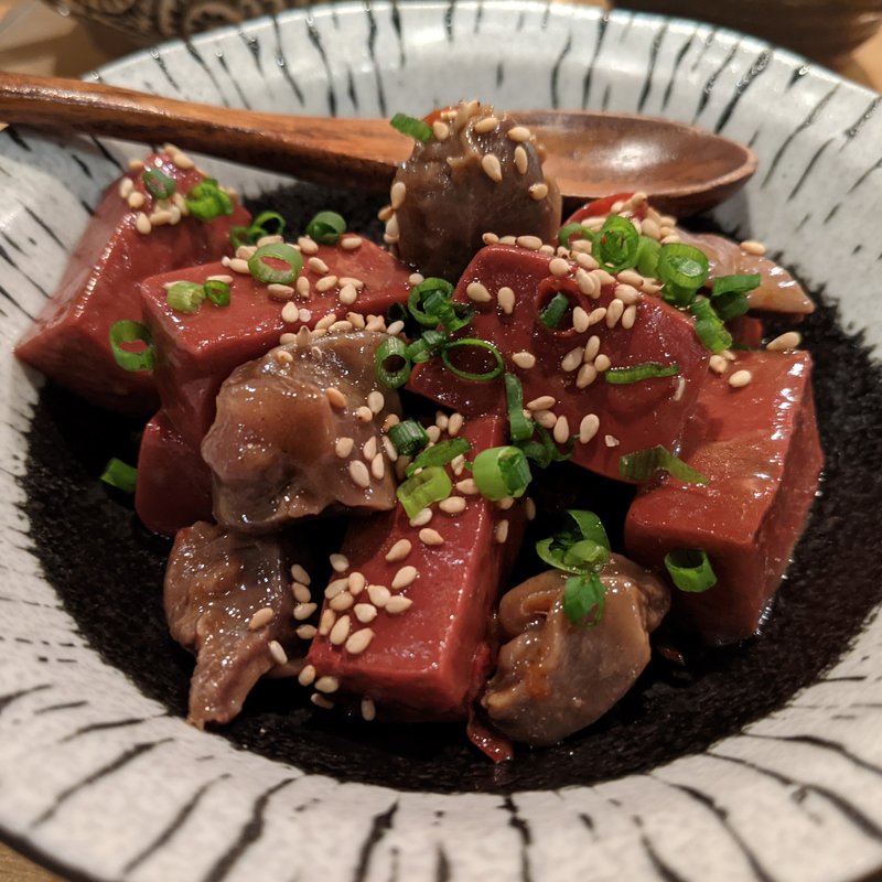 砂肝と赤蒟蒻の旨辛煮(ヒヨク之トリ)