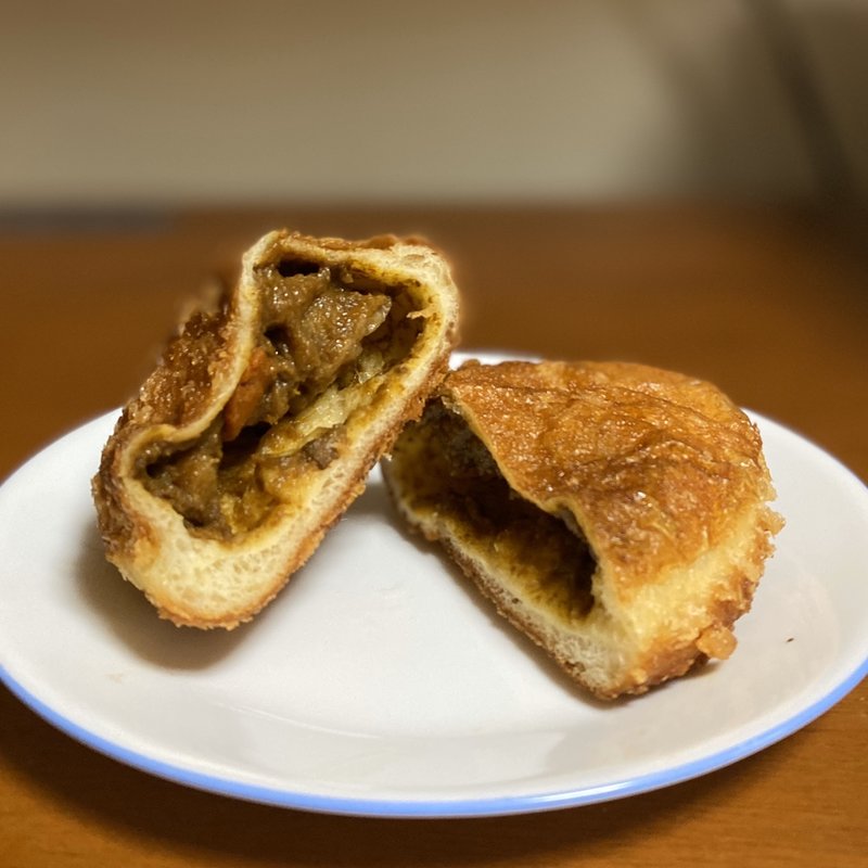 ごろごろ具材の手作りビーフカレーパン(デリカキッチン 尼ケ坂店)