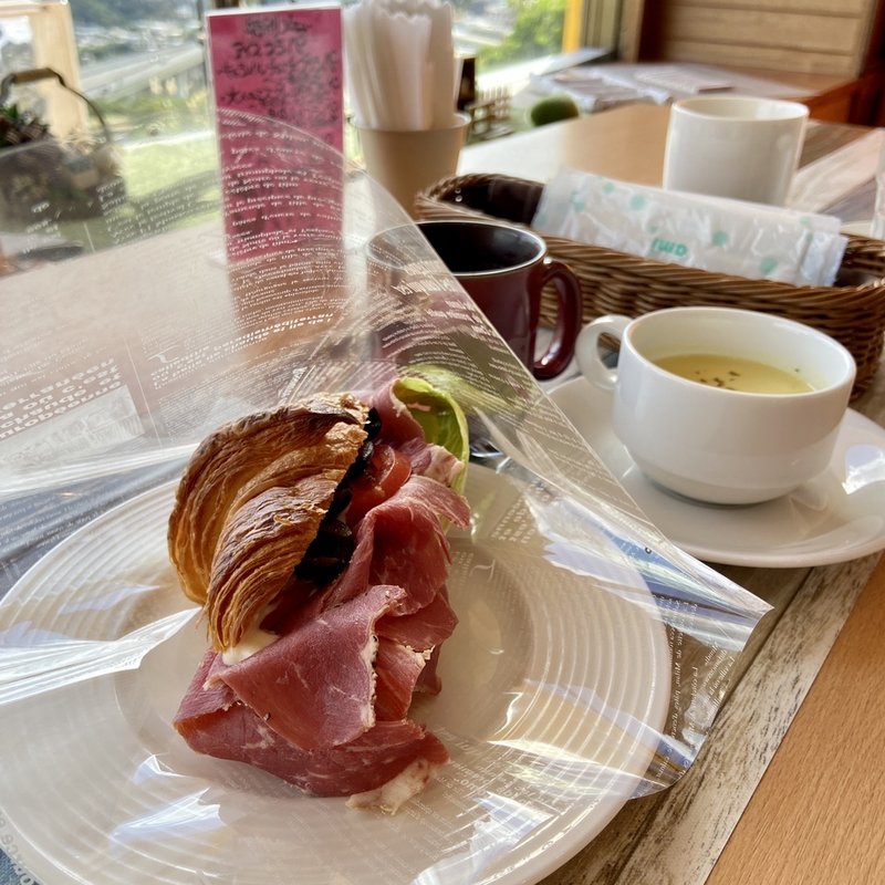 パストラミビーフと黒オリーブのオニオンとマヨソース(クロワッサンcafeクイニー)