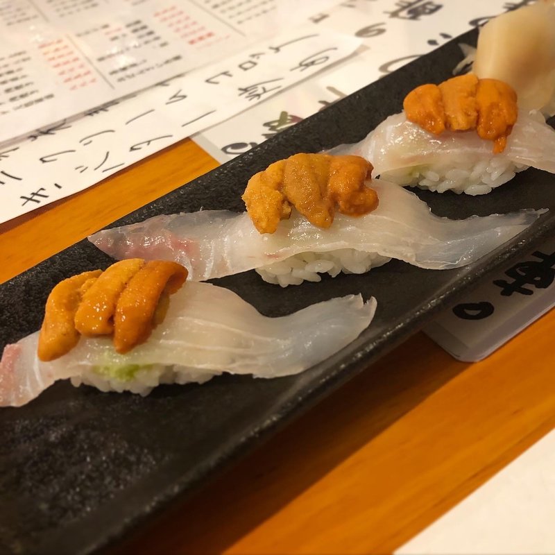 ヒラメ×うに(にぎり)(寿司居酒屋 ゲゲゲの三丁目)