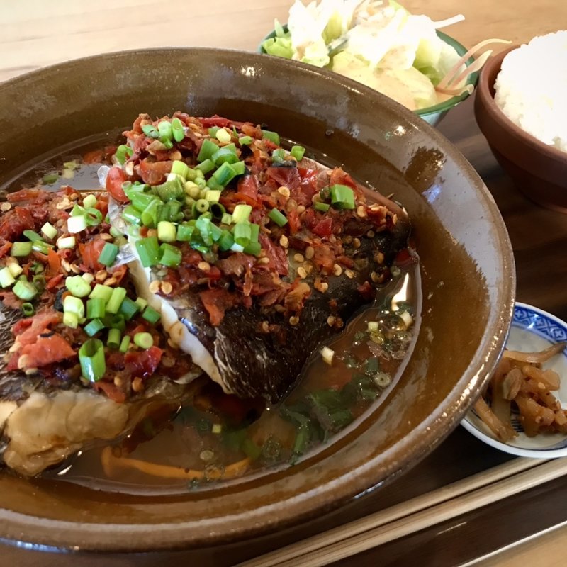 鯛の頭の発酵唐辛子蒸し(湖南菜 香辣里)