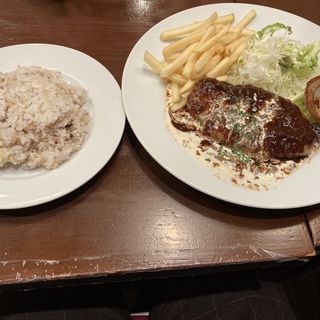 ぐつぐつ煮込みハンバーグ(旅する子ブタ 東京駅グランルーフフロント店)