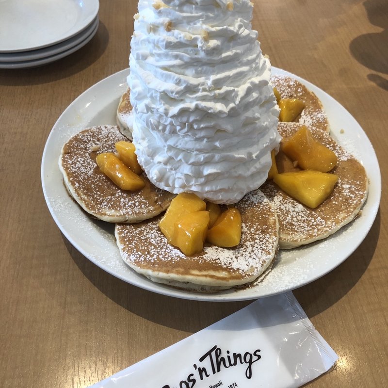 マンゴー、ホイップクリームと マカダミアナッツ(Eggs ’n Things さいたま新都心店)