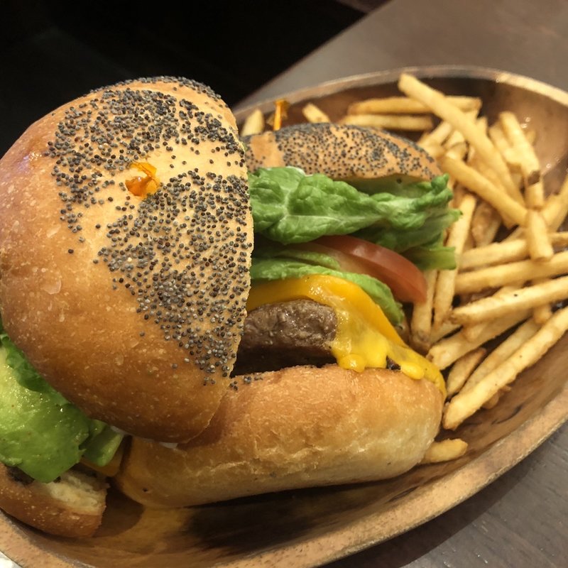 厚切りコルビージャックアボカドバーガー(KUA`AINA さいたま新都心店)