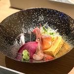 旬のお造り（鰹藁焼き・本鮪・甘海老・サーモン・厚焼き玉子）(ねぎま別邸)
