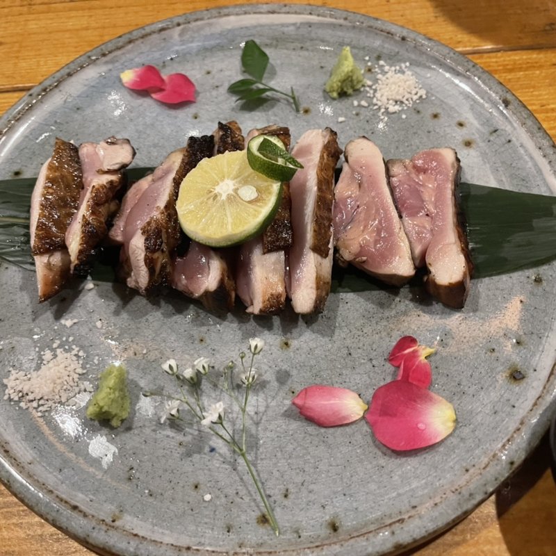 もも肉藁タタキ(焼鳥 赫色)