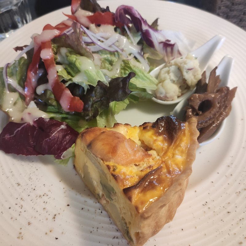 スモークサーモンとアボカドのキッシュ(ポム・ダムール （Pomme d'Amour）)