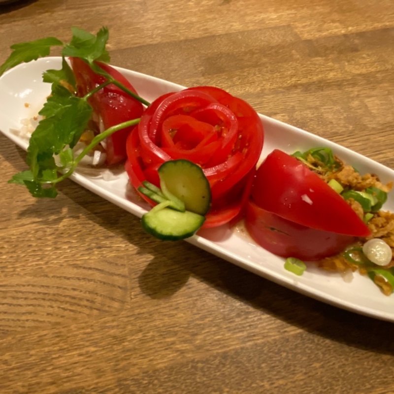 トマトの飾り盛りサラダ 中華的ドレッシング(中華バル SAI SAI)