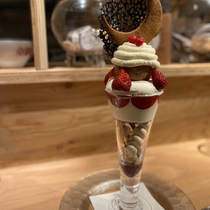 (夜パフェ専門店パフェテリア ベル)