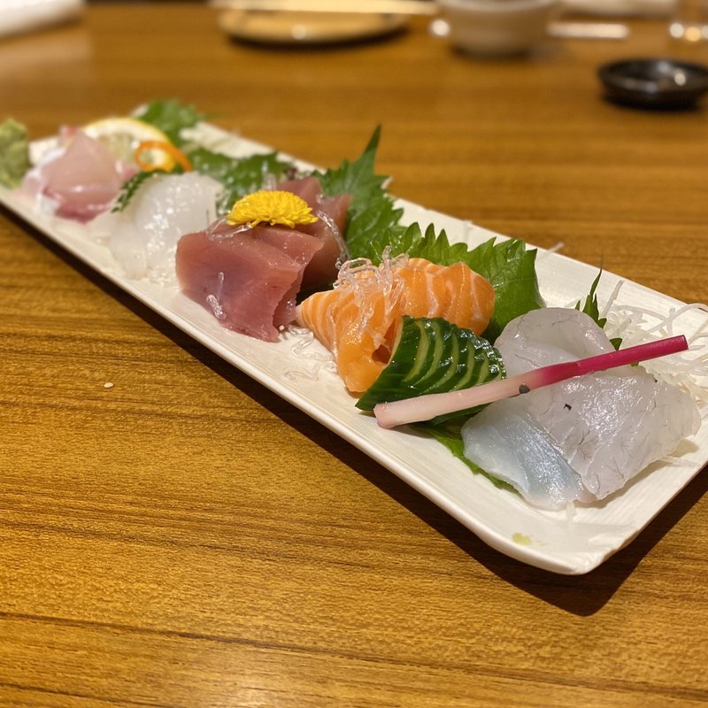 刺身おまかせ5点盛り(マダカ、サーモン、まぐろ、イカ、ハマチ)(握り舎 鮪馳 （にぎりや いち）)