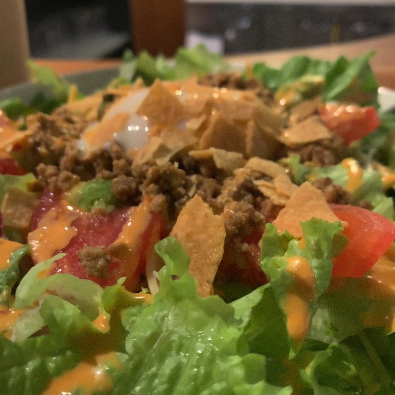 温玉とリーフレタスのタコライス(CRAFT BEER DINING &9)