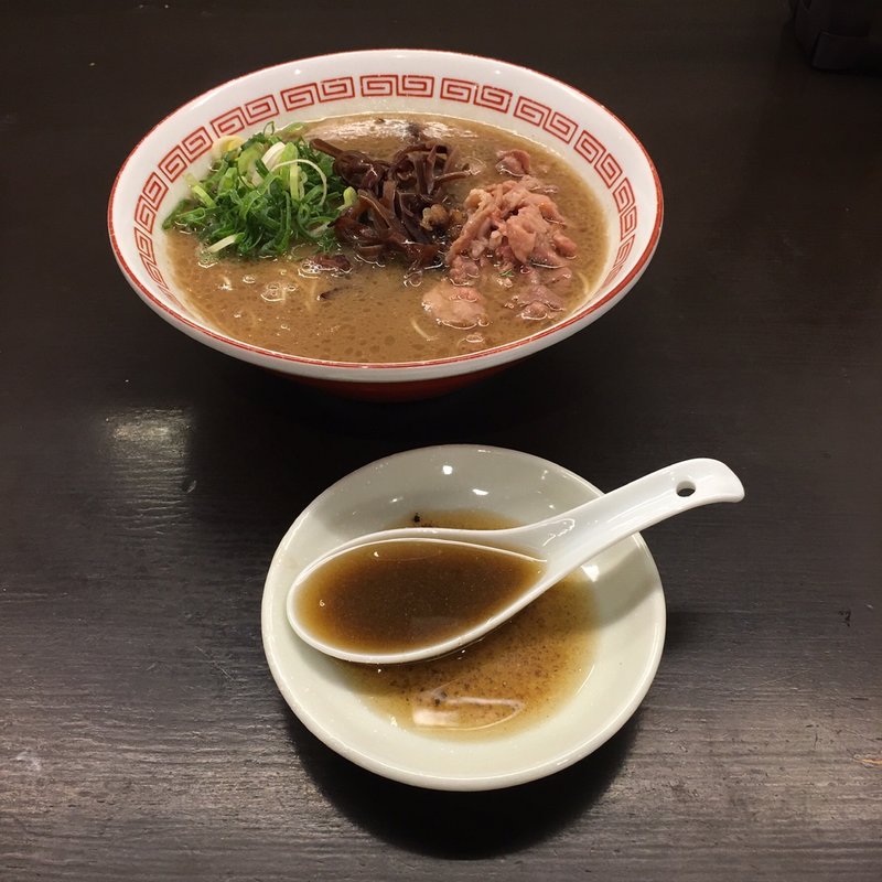 博多とんこつと煮干し脂(博多とんこつ 豚の足跡)