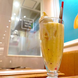ミックスジュースフロート(センナリヤフルーツパーラー　ダイバーシティ東京)