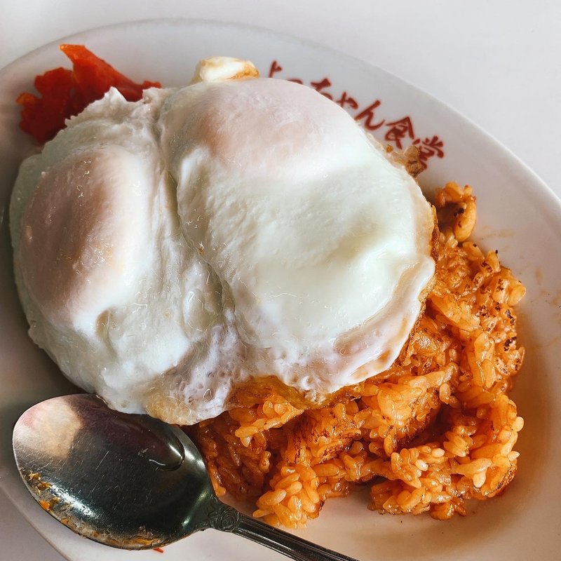 チキンライス　目玉焼(よっちゃん食堂)