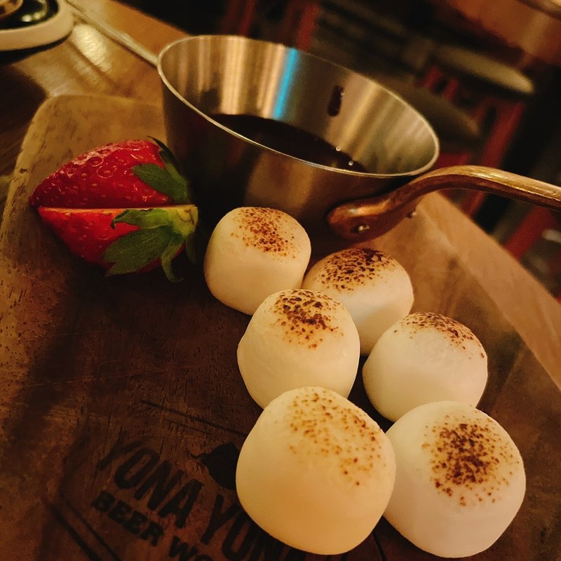 焼きマシュマロ チョコレートソース(YONA YONA BEER WORKS 新宿店)