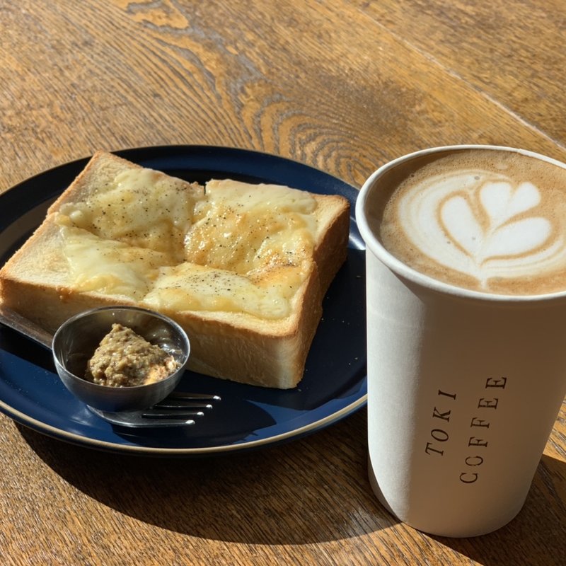 チーズトースト　カフェラテ(カフェハウス トキ)