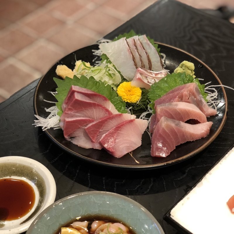 刺身盛り合わせ(小料理 荒井)