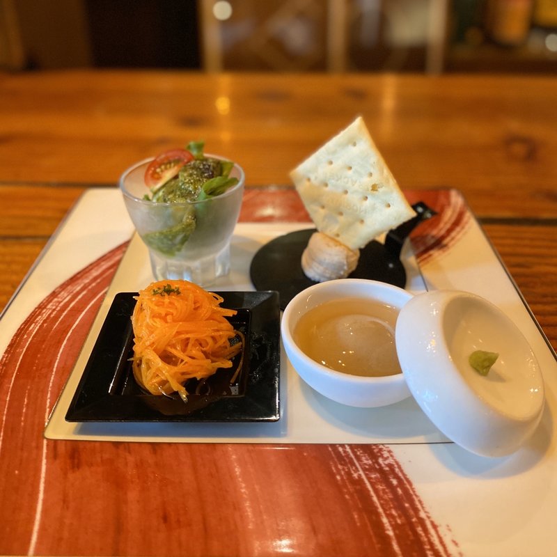 4種前菜(人参のマリネ、ごま豆腐、生ハムチーズのムース、タコのジェノベーゼ和え)(URCHIN)