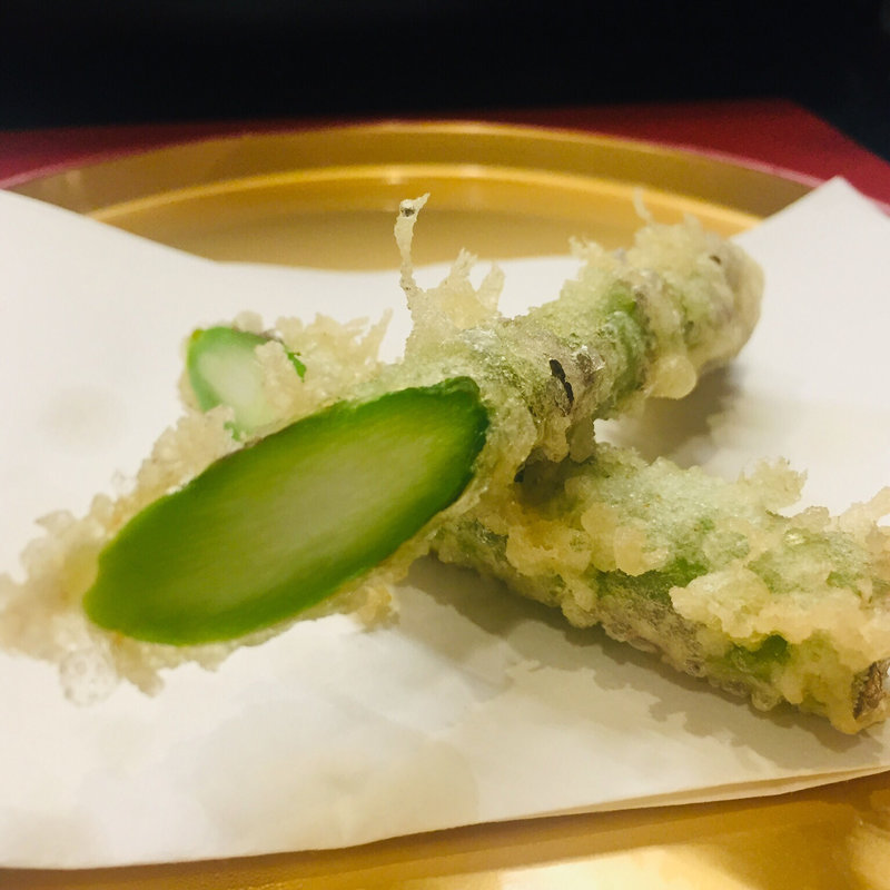 北海道遠軽産のアスパラガスの天麩羅(天麩羅からり)