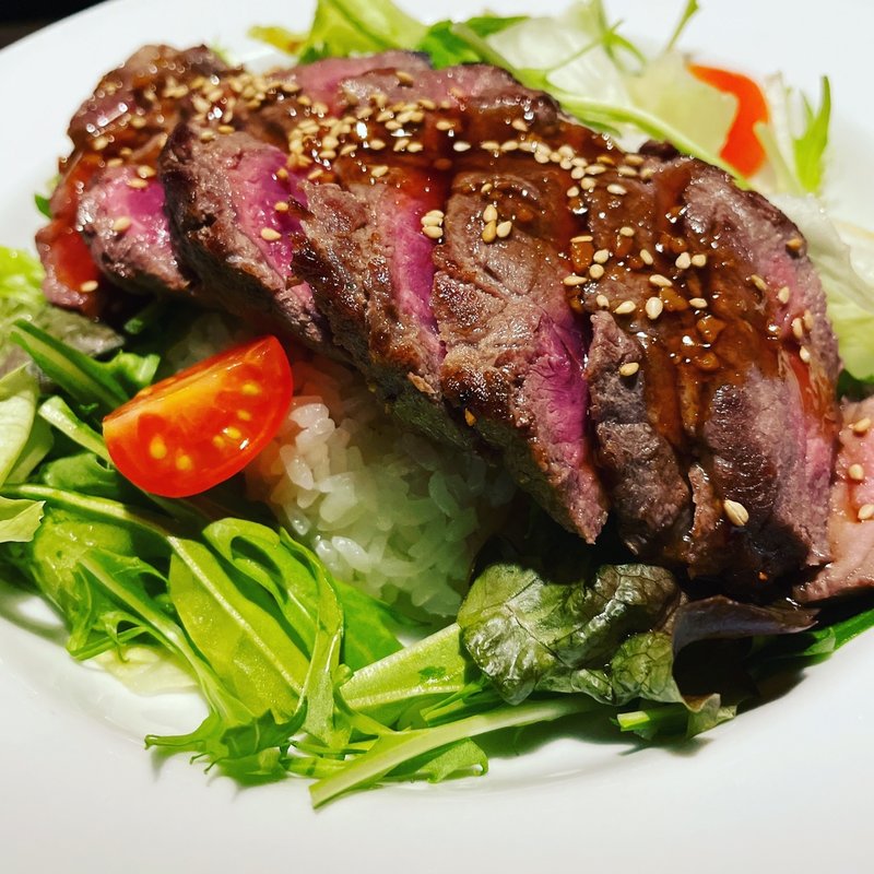 日替わりステーキ丼(肉バル MEAT BOY N.Y 梅田大阪駅前店)