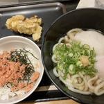 とろ玉ぶっかけ(温)&鮭ご飯+鶏天(めりけんや 大阪駅店 )