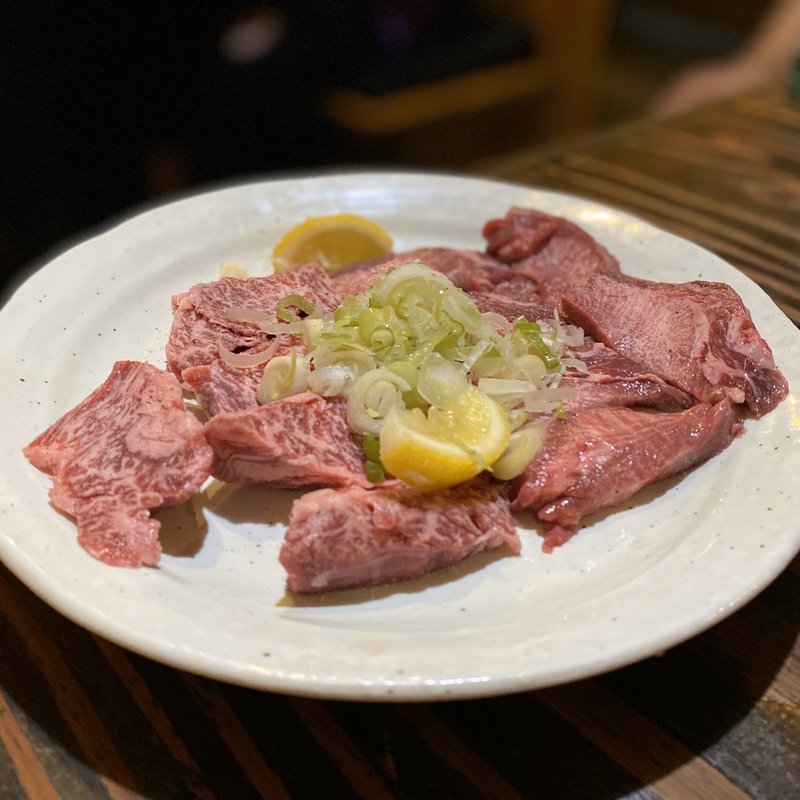 黒毛和牛さがり、厚切りタン塩(炭火焼肉 仁)