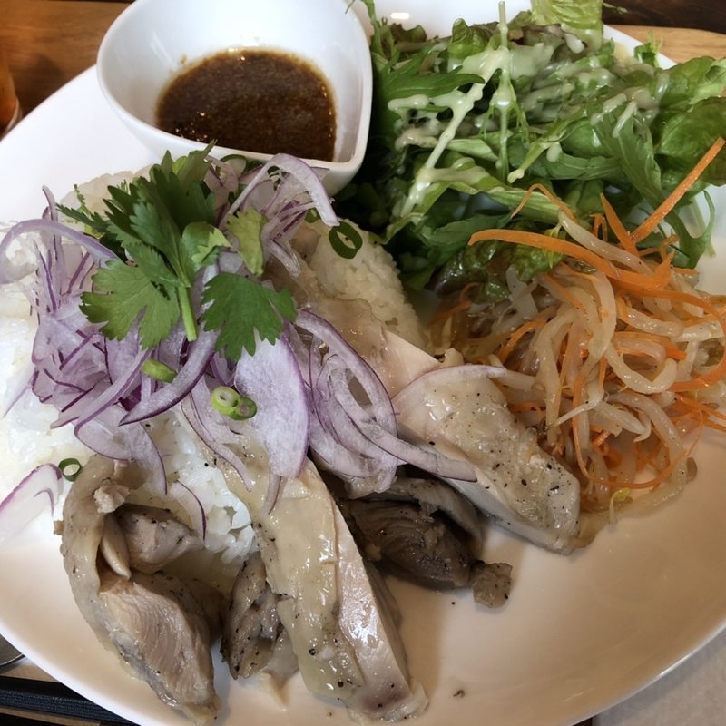 蒸し鶏のアジアンプレート(Tipi cafe)