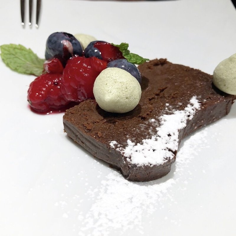 チョコレートのテリーヌとベリーのマチェドニア(Aliante)