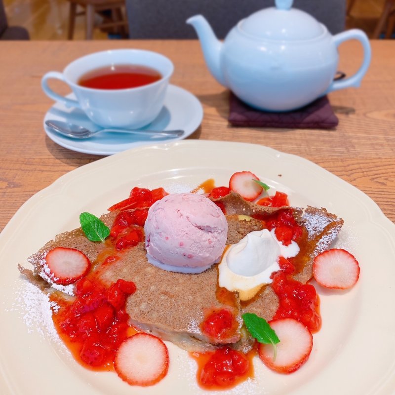 苺と塩キャラメルソースのガレット(アフタヌーンティー・ティールーム くずはモール)