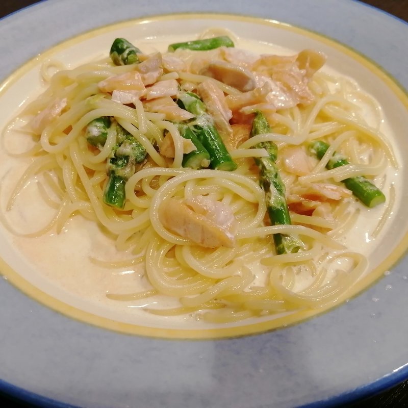 サーモンとアスパラのクリームパスタ(シエスタ)