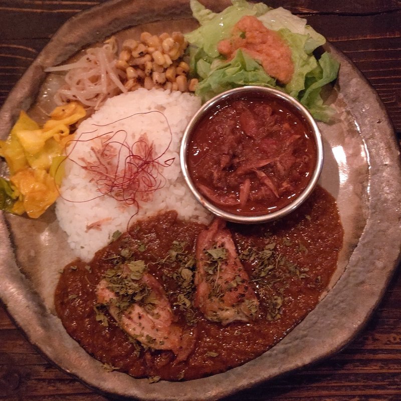 攻めのあいがけ2種類（シャイでチキンなスパイスカレー、本日脳内に降臨したカレー）(スパイスブラザーズ)