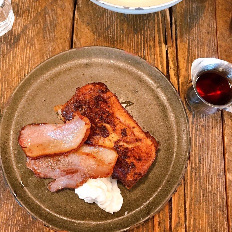 フレンチトースト　自家製ベーコンとブラッタチーズ(bistro rojiura)