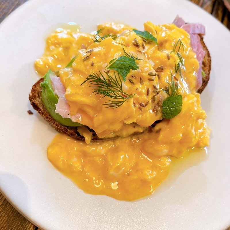 スクランブルエッグとアボカド、自家製ハムのオープンサンド(bistro rojiura)