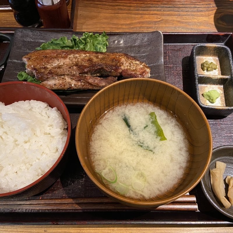 三元豚バラ黒胡椒焼定食(炭火焼干物食堂 越後屋 八十吉)