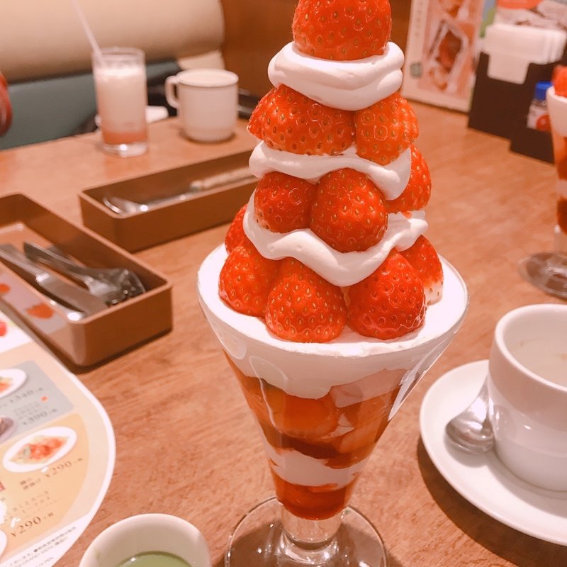 クイーンいちごパフェ～ピスタチオソースとともに～(ココス 浦安店)