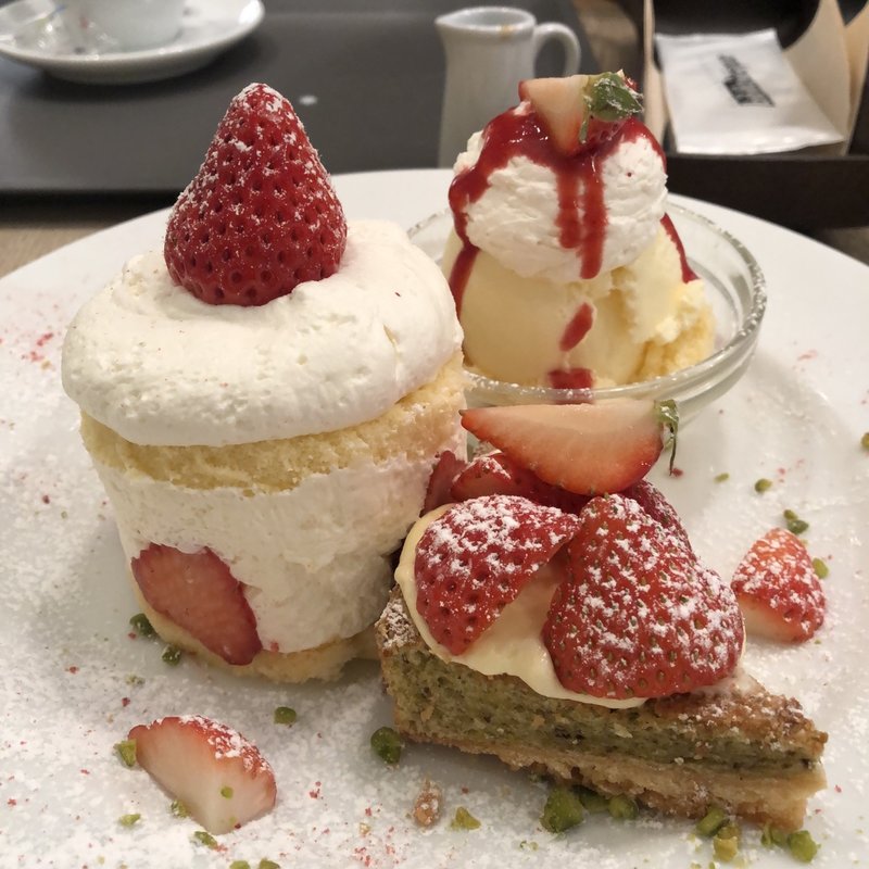 (カフェ＆ブックス ビブリオテーク 大阪・梅田 （café & books bibliotheque）)