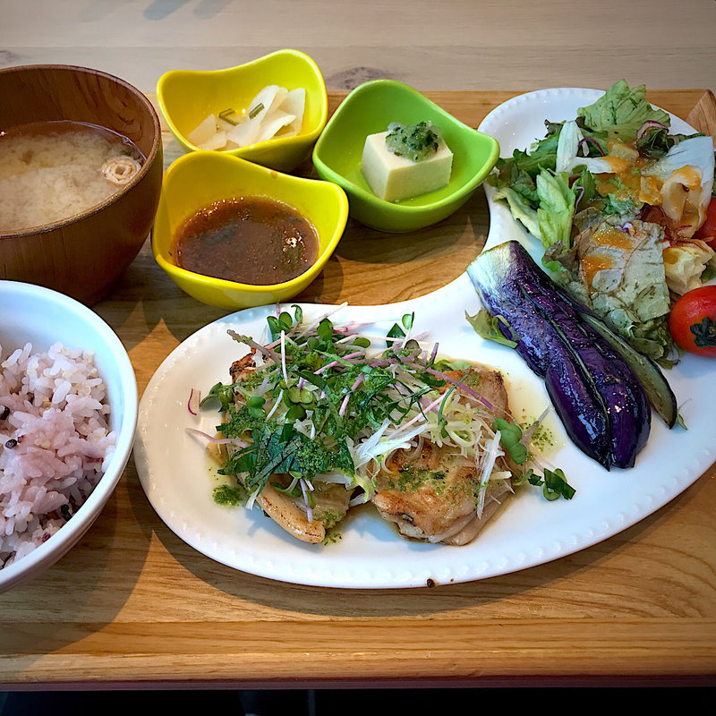 オメガ爽健豚のソテー バジルと大葉の和風香味ソース(Chawan 仙台パルコ店)