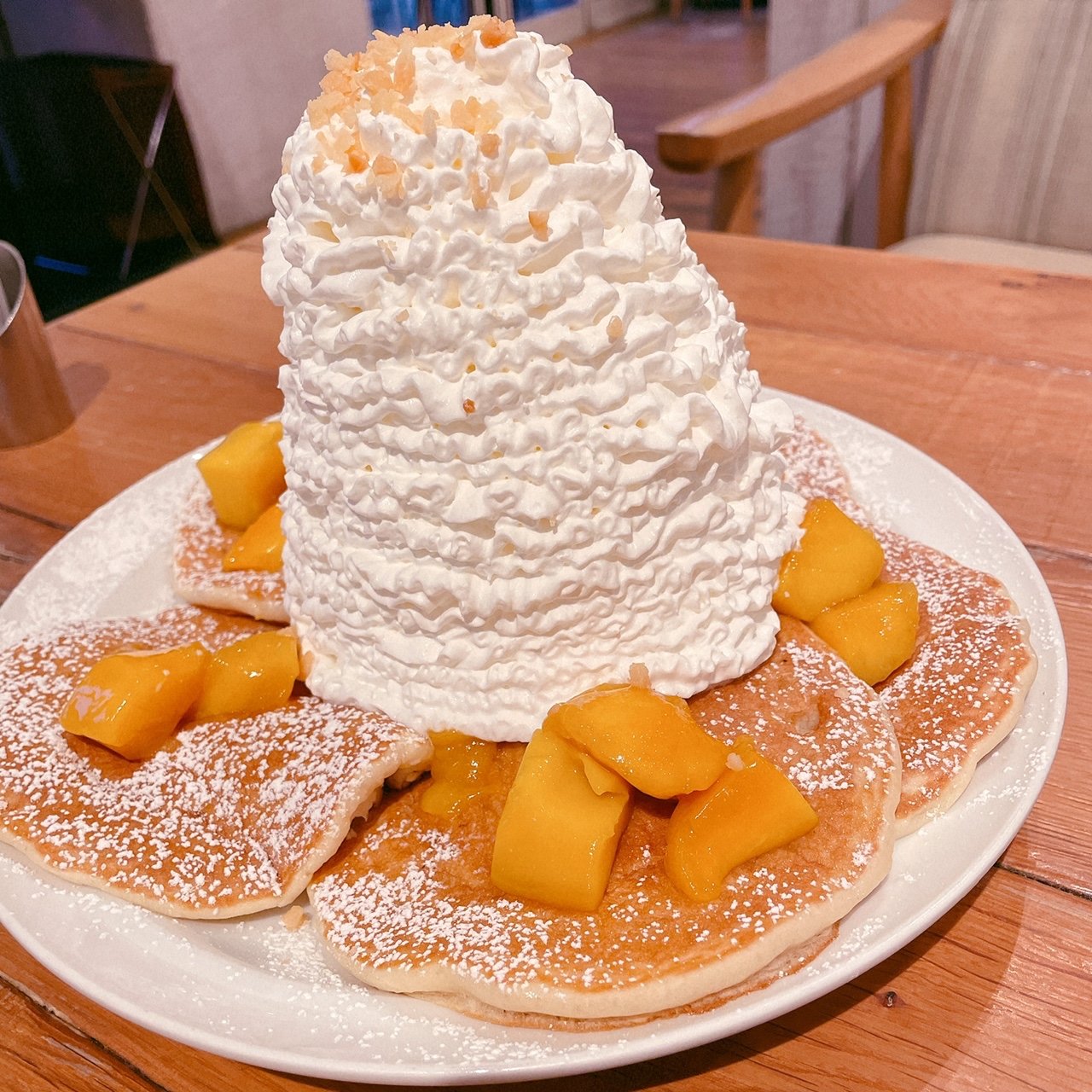 マンゴー、ホイップクリームと マカダミアナッツ(Eggs 'n Things