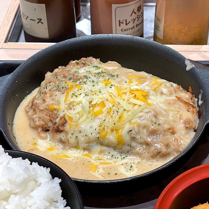シュクメルリチーズのメンチハンバーグ定食(松のや 石神井公園店)