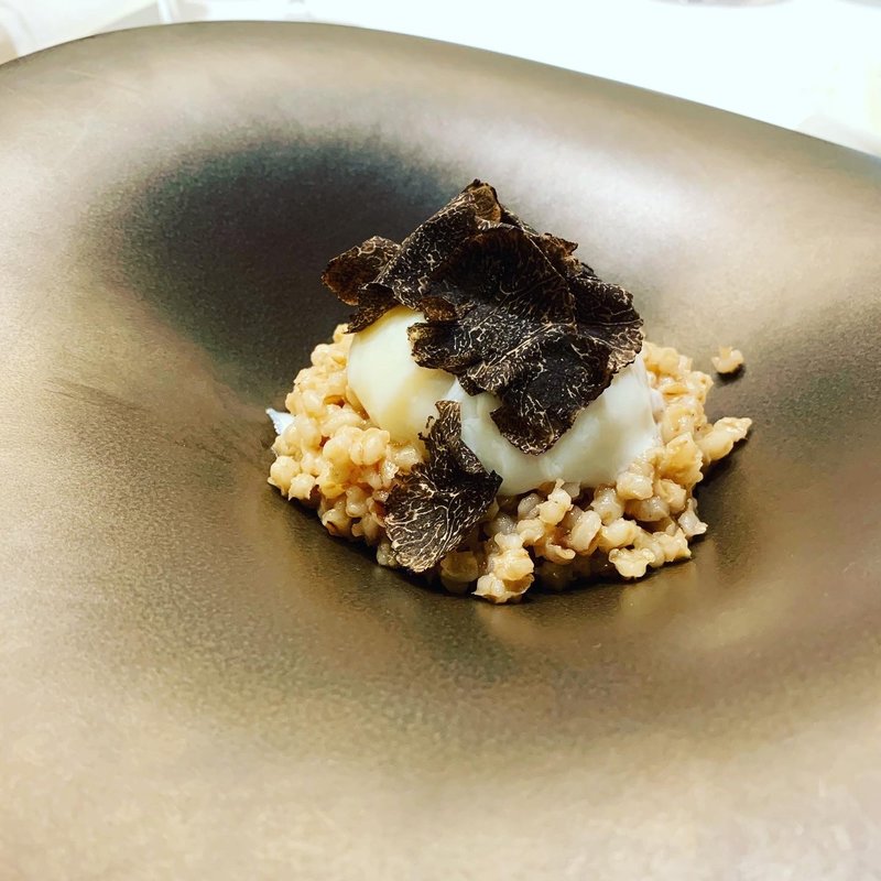 讃岐はだか麦本舗「はだか玄麦」のリゾット 八幡平ジオファームマッシュルームのデュクセル 黒トリュフの香り(代官山ASO チェレステ 日本橋店)