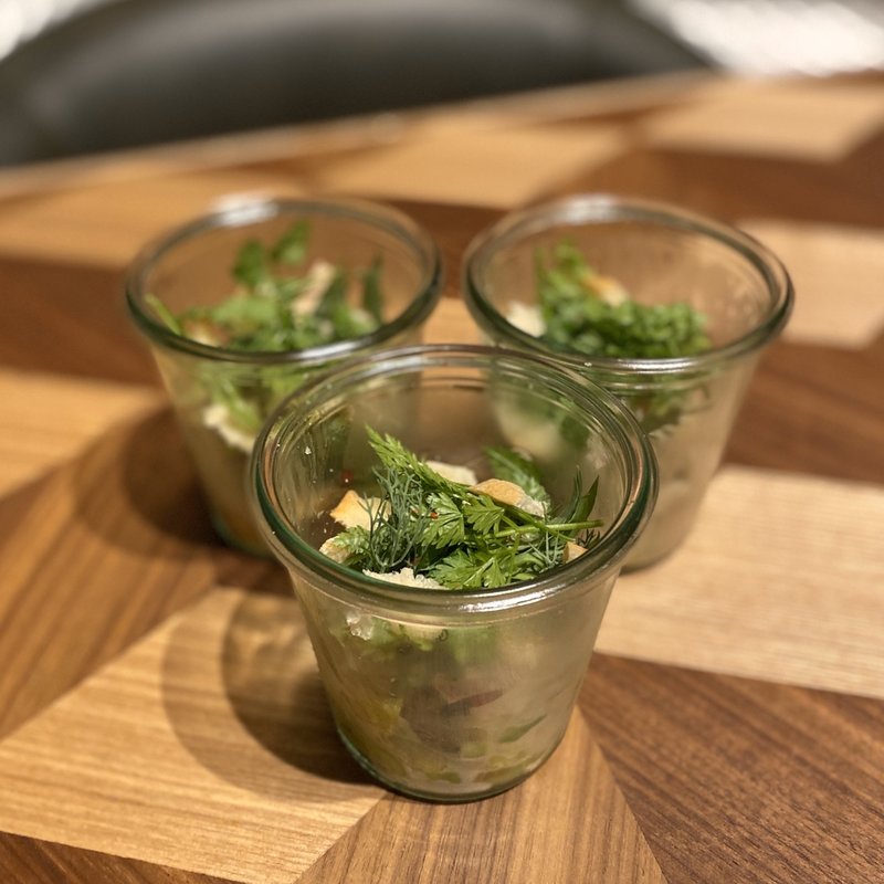 サーモンとアボカドのタルタルたっぷりハーブのせ(アルコバ)