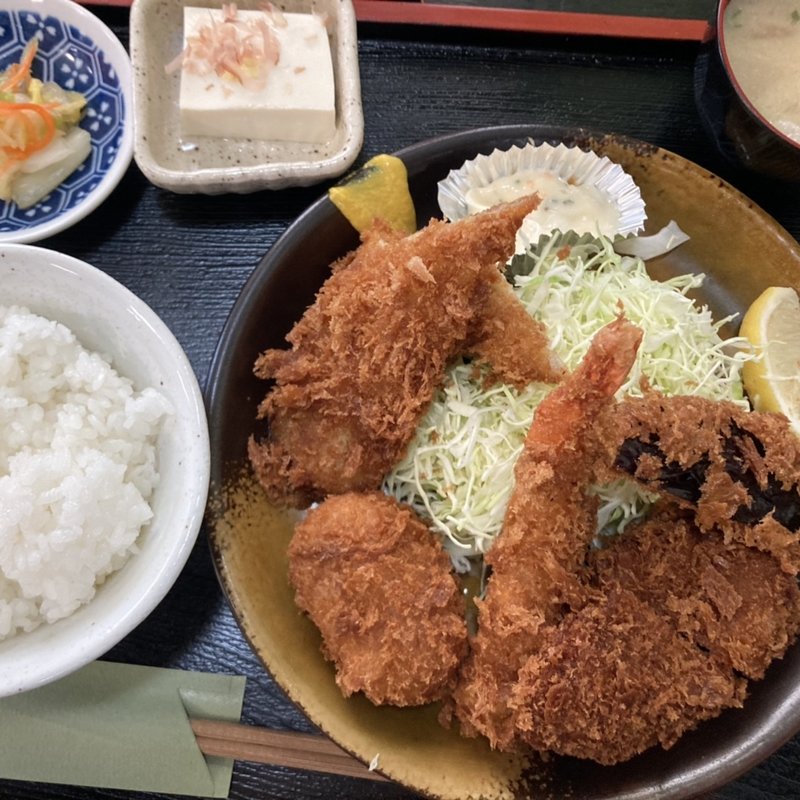 フライ盛り合わせ定食(豚珍館)